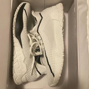 MAKE AN OFFER 🚨 Unisex sneakers. Size 10 in Women, 8.5 Men. Clean, gently worn.